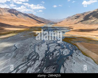 Aus der Vogelperspektive, Burkhan Bergtal mit mäandernden Fluss, karge dramatische Berglandschaft, Terskey Ala-Too, Tien Shan, Issyk Kul Provinz Stockfoto