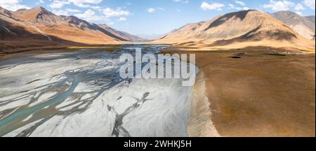 Aus der Vogelperspektive, Burkhan Bergtal mit mäandernden Fluss, karge dramatische Berglandschaft, Terskey Ala-Too, Tien Shan, Issyk Kul Provinz Stockfoto