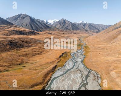 Aus der Vogelperspektive, Burkhan Bergtal mit mäandernden Fluss, karge dramatische Berglandschaft, Terskey Ala-Too, Tien Shan, Issyk Kul Provinz Stockfoto