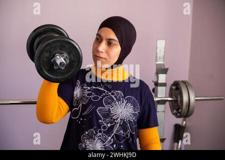 muslimische Frau, die zu Hause Übungen macht Stockfoto