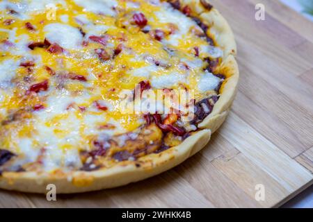 margherita Pizza voller Käse mit knusprigem Gesicht Stockfoto