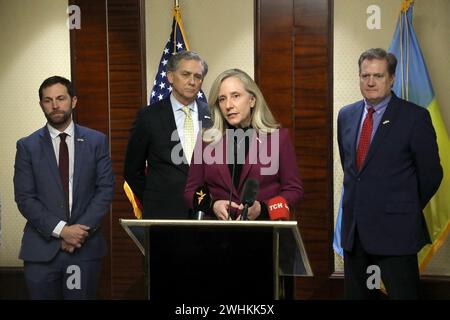 Nicht exklusiv: KIEW, UKRAINE - 09. FEBRUAR 2024 - Mitglieder des Repräsentantenhauses Jason Crow, French Hill, Abigail Spanberger und Vorsitzender der U Stockfoto