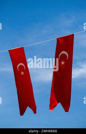 Türkische Nationale Fahnen mit weißem Stern und Mond im Himmel Stockfoto