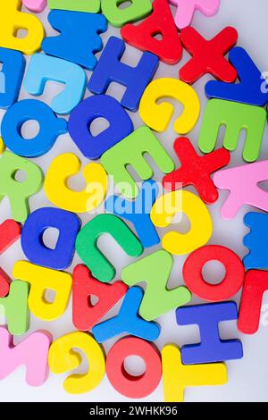 Bunte Buchstaben Bausteine zufällig verstreut auf weißem Hintergrund Stockfoto