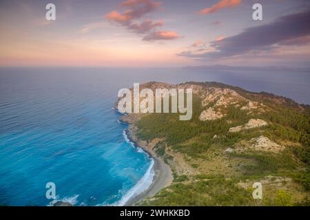 Playa es Coll Baix y Cap de Menorca Stockfoto