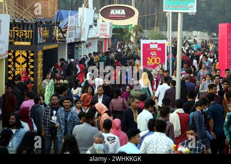 Dhaka, Wari, Bangladesch. Februar 2024. Besucher werden während der nationalen Buchmesse Ekushey Boi Mela in Dhaka gesehen. Jedes Jahr organisiert die „Bangla Academy“ die nationale Buchmesse im Gebiet der Dhaka University. Diese Buchmesse ist die größte in Bangladesch und findet den ganzen Monat Februar statt. Dhaka, Bangladesch, 10. Februar 2024. (Kreditbild: © Habibur Rahman/ZUMA Press Wire) NUR REDAKTIONELLE VERWENDUNG! Nicht für kommerzielle ZWECKE! Stockfoto