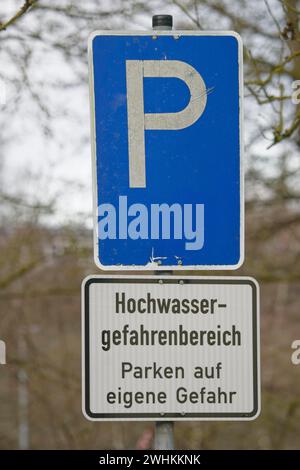 Hochwassergefährdeter Parkplatz am Flussufer, Hochwasser-, Hochwassergefährdungsbereich, Informationsschild, Parkschild, Verkehrsschild Vellberg, Bühlertal, Bühler Stockfoto