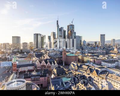 Blick auf das Bankenviertel am Abend, Wolkenkratzer der Kreditinstitute, Mainhatten, davor die historische Altstadt mit Roemer und Stockfoto