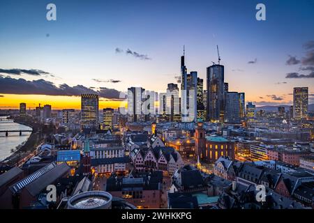 Blick auf das Bankenviertel am Abend, Wolkenkratzer der Kreditinstitute, Mainhatten, davor die historische Altstadt mit Roemer und Stockfoto