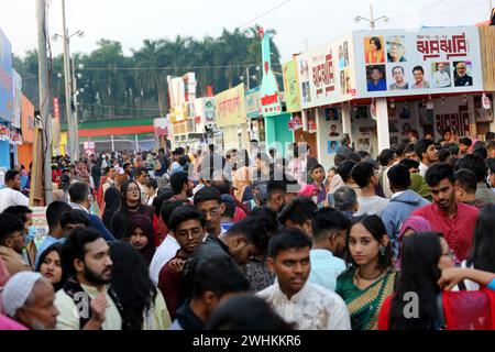 Dhaka, Wari, Bangladesch. Februar 2024. Besucher werden während der nationalen Buchmesse Ekushey Boi Mela in Dhaka gesehen. Jedes Jahr organisiert die „Bangla Academy“ die nationale Buchmesse im Gebiet der Dhaka University. Diese Buchmesse ist die größte in Bangladesch und findet den ganzen Monat Februar statt. Dhaka, Bangladesch, 10. Februar 2024. (Kreditbild: © Habibur Rahman/ZUMA Press Wire) NUR REDAKTIONELLE VERWENDUNG! Nicht für kommerzielle ZWECKE! Stockfoto