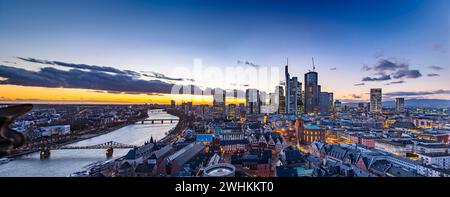 Blick auf das Bankenviertel am Abend, Wolkenkratzer der Kreditinstitute, Mainhatten, davor die historische Altstadt mit Roemer und Stockfoto