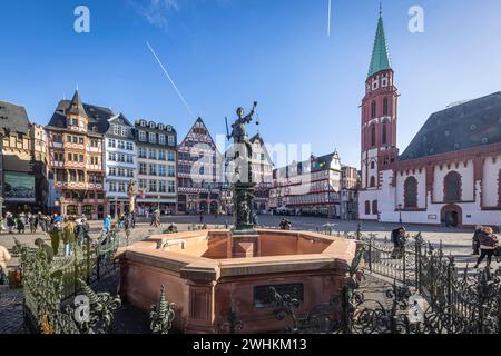 Roemerberg mit Fachwerkhäusern, Justizienbrunnen und alter Nikolaikirche, Stadtzentrum von Frankfurt am Main, Hessen, Deutschland Stockfoto