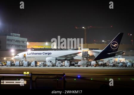 Lufthansa Cargo-Flugzeuge werden früh am Morgen am Flughafen vor Sonnenaufgang im Frachtzentrum Fraport, Frankfurt am Main geladen Stockfoto