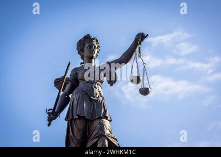 Justitia, römische Göttin der Gerechtigkeit. Roemerberg, Stadtzentrum von Frankfurt am Main, Hessen, Deutschland Stockfoto