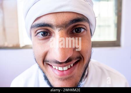 arabischer Mann Nahaufnahme Gesichtsausdruck Stockfoto