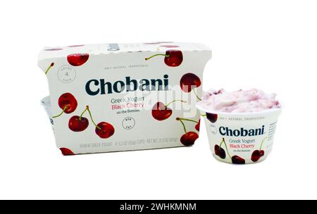 Ocala, FL 9. Januar 2024 Behälter mit griechischem Joghurt der Marke Chobani Frucht mit schwarzem Kirschgeschmack auf der Unterseite einzelner Behälter geöffnet mit Inhalt in Stockfoto