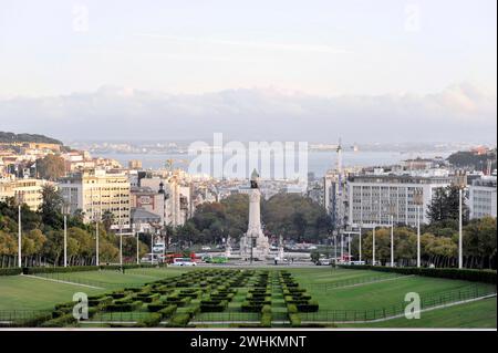 Eduardo VII Park mit Blick auf die Statue der Marques de Pombal an einem schönen Sommertag in Lissabon, Portugal Stockfoto