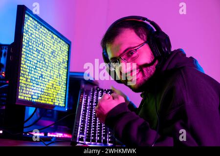 Der araber arbeitet an einem Code, der versucht, das Problem zu lösen Stockfoto