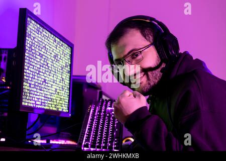 Der araber arbeitet an einem Code, der versucht, das Problem zu lösen Stockfoto
