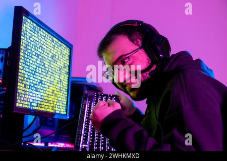 Der araber arbeitet an einem Code, der versucht, das Problem zu lösen Stockfoto