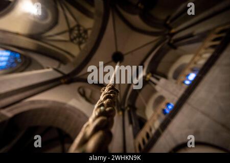 Xanten, Deutschland. Februar 2024. Drei Seile führen durch die Decke des Doms in den Glockenturm, wo sie über Schwungräder laufen und die tonnenschweren Glocken bewegen. Die „Klingelgesellschaft“ im Dom von Xanten läutet am Sonntag von Hand 13 Männer, die meisten Rentner, läuten die drei großen Glocken des Doms von Hand an 40 Meter langen Seilen. Sie folgen einer festen Choreographie - manchmal hängen sie drei an ein Seil. Quelle: Christoph Reichwein/dpa/Alamy Live News Stockfoto