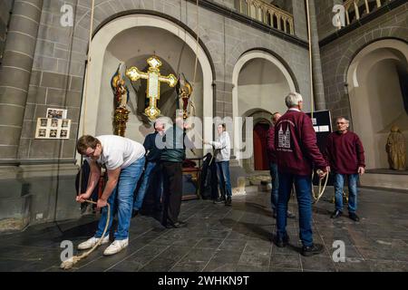 Xanten, Deutschland. Februar 2024. Die Mitglieder der Ringgesellschaft ziehen am Samstagabend drei Seile an, um die drei großen Glocken in der Kathedrale zu läuten. Die „Klingelgesellschaft“ im Dom von Xanten läutet am Sonntag von Hand 13 Männer, die meisten Rentner, läuten die drei großen Glocken des Doms von Hand an 40 Meter langen Seilen. Sie folgen einer festen Choreographie - manchmal hängen sie drei an ein Seil. Quelle: Christoph Reichwein/dpa/Alamy Live News Stockfoto