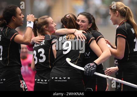 Berlin, Deutschland. Februar 2024. Hockey/Halle, Frauen: Europameisterschaft, Deutschland - Österreich, Halbfinale. Deutsche Spieler feuern nach dem Spiel an. Quelle: Sebastian Christoph Gollnow/dpa/Alamy Live News Stockfoto