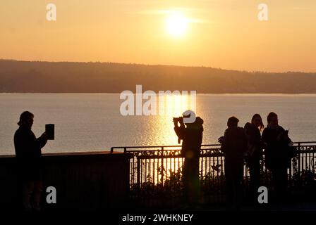 Ein Mann und eine Frau fotografieren während des Sonnenuntergangs, Birnau, 10/2021 Stockfoto