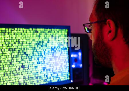 Der araber arbeitet an einem Code, der versucht, das Problem zu lösen Stockfoto
