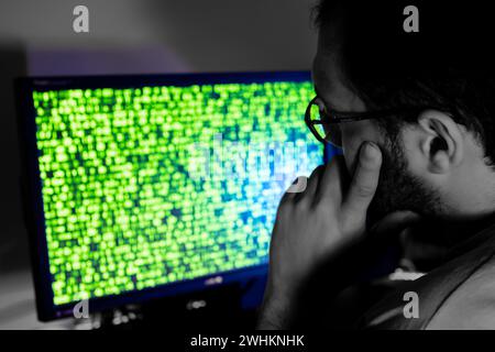 Der araber arbeitet an einem Code, der versucht, das Problem zu lösen Stockfoto