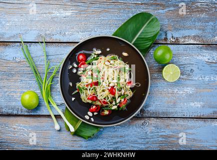 Traditioneller thailändischer grüner Papaya Some tam Salat mit grünen Papayasscheiben Stockfoto