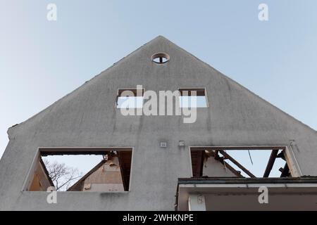 Abbruchhaus, Einfamilienhaus, Mauerwerk ohne Fenster und Dach, Düsseldorf, Nordrhein-Westfalen, Deutschland Stockfoto