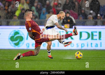 Stadio Olimpico, Rom, Italien. Februar 2024. Fußball der Serie A; Roma gegen Inter Mailand; Federico Dimarco vom FC Internazionale Mailand schießt an Gianluca Mancini von AS Roma Credit: Action Plus Sports/Alamy Live News vorbei Stockfoto