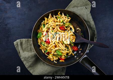 Traditionelles österreichisches Schupfnudeln mit Gemüse und Kräutern als vegetarisches Gericht serviert als Blick von oben in einer rustikalen Pfanne Stockfoto