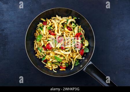 Traditionelles österreichisches Schupfnudeln mit Gemüse und Kräutern als vegetarisches Gericht serviert als Blick von oben in einer rustikalen Pfanne Stockfoto
