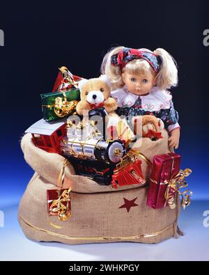 Weihnachtsgeschenke, Studio-Aufnahme, Geschenke im Sack, Vaterweihnachten, Nüsse, Obst, Teddybär, Puppe, Eisenbahn Stockfoto