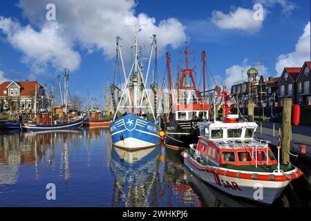 Der alte Hafen von Neuharlingersiel, Ostfriesland, Inselfähre nach Spiekeroog, Fähre, Fischerboote, Garnelenschneider, Angelschneider, Cutter Regatta Stockfoto