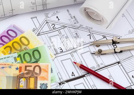 Ein Architekt-Plan für den Bau eines neuen Hauses. Symbolisches Foto für die Finanzierung und Planung eines neuen Hauses, Euro-Banknoten, Kompass, roter Bleistift Stockfoto