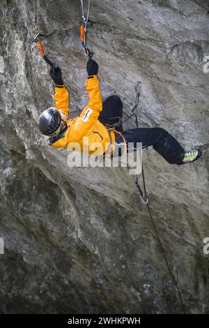 Ein Mann klettert auf eine eisige Felswände in Kaprun, Österreich, 35 Jahre, Eisklettern, Bergsteiger Stockfoto