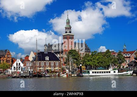 Rathaus und Hafen leer in Ostfriesland, Niedersachsen Stockfoto