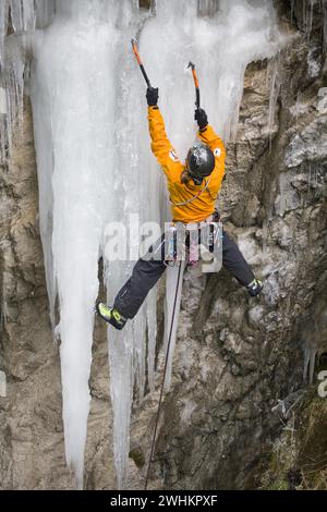 Ein Mann klettert auf eine eisige Felswände in Kaprun, Österreich, 35 Jahre, Eisklettern, Bergsteiger Stockfoto