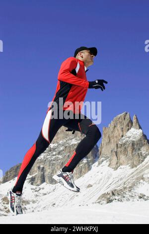 Im Schnee rennen, Mann, 35, 40, Jahre, laufen, Laufen, Schnee, Winter Stockfoto