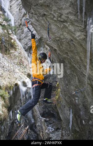 Ein Mann klettert auf eine eisige Felswände in Kaprun, Österreich, 35 Jahre, Eisklettern, Bergsteiger Stockfoto