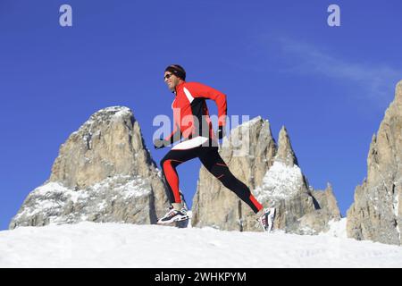 Im Schnee rennen, Mann, 35, 40, Jahre, laufen, Laufen, Schnee, Winter Stockfoto