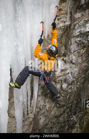 Ein Mann klettert auf eine eisige Felswände in Kaprun, Österreich, 35 Jahre, Eisklettern, Bergsteiger Stockfoto