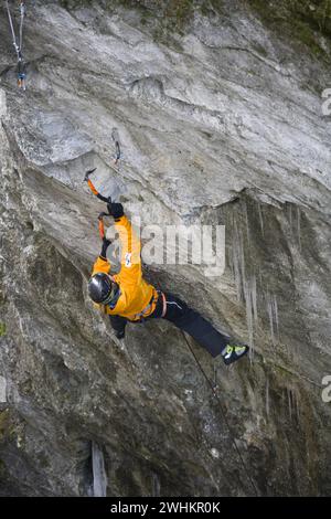 Ein Mann klettert auf eine eisige Felswände in Kaprun, Österreich, 35 Jahre, Eisklettern, Bergsteiger Stockfoto