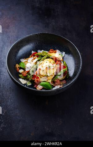 Grün glasierter Spargel mit frittiertem Schinken Stockfoto