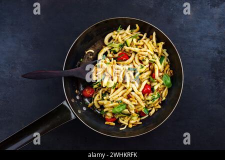Traditionelles österreichisches Schupfnudeln mit Gemüse und Kräutern als vegetarisches Gericht serviert als Blick von oben in einer rustikalen Pfanne Stockfoto