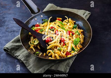 Traditionelles österreichisches schupfnudeln mit Gemüse und Kräutern als vegetarisches Gericht serviert als Nahaufnahme in einer rustikalen Pfanne Stockfoto