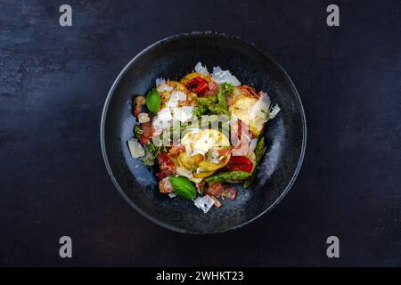 Grün glasierter Spargel mit frittiertem Schinken Stockfoto